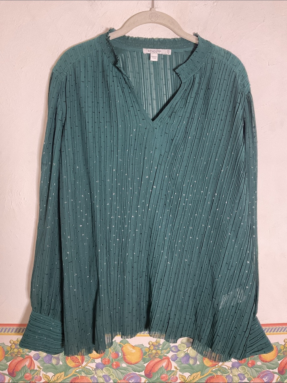 Chico's Green Pleated Metallic Clip Dot Smocked Cuff V Neck Blouse Sz 3.5/US 18